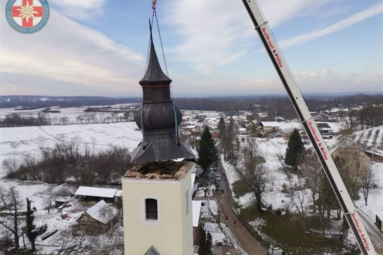 Skidanje kape tornja s crkve svetog Jurja u Maloj Gorici